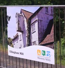 Diss station sign