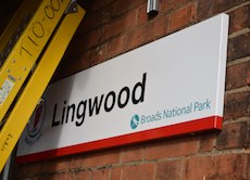 Lingwood station sign